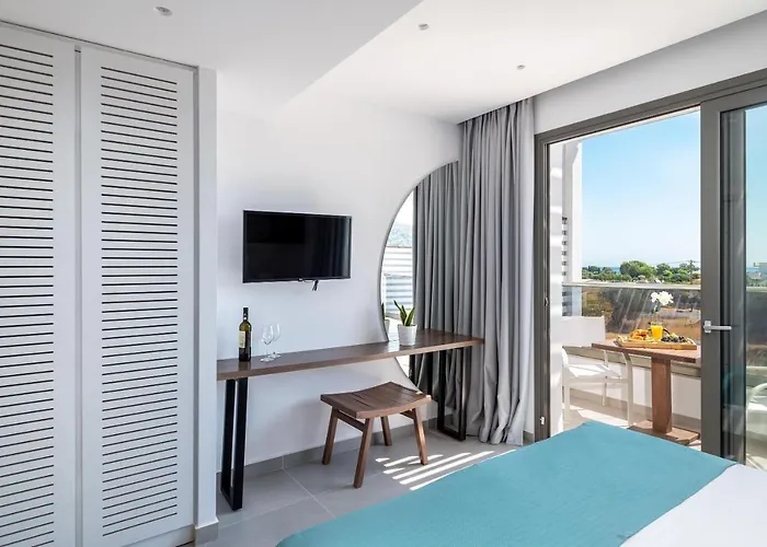 Kellys Luxury 4* فاليراكي