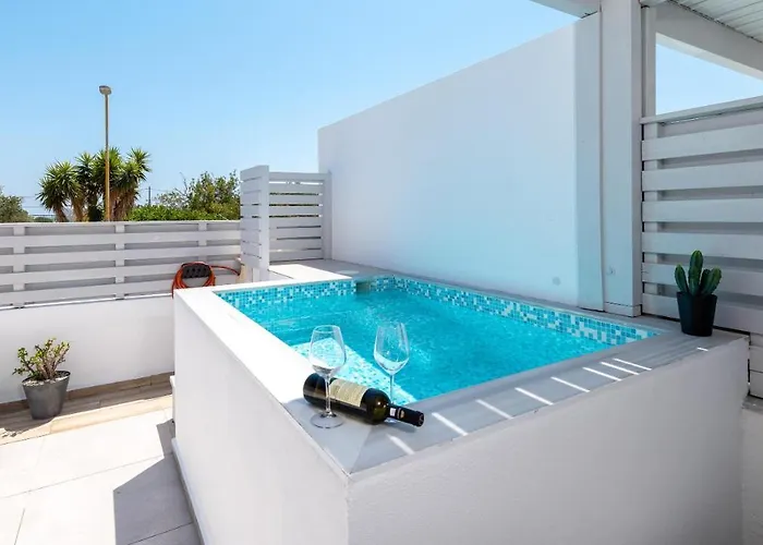 Kellys Luxury 4* فاليراكي